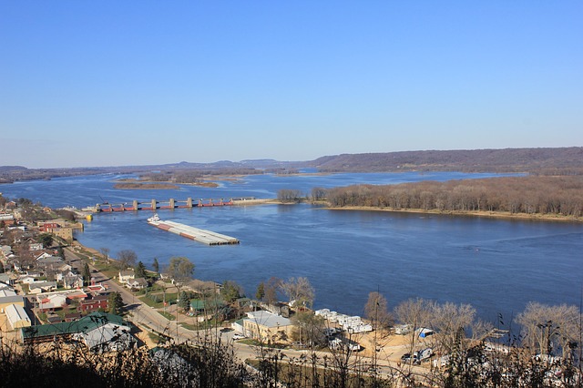 A scenic overlook of the Mississippi River in Mississippi state.