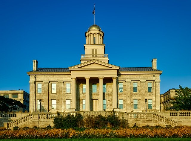 A photograph of the Iowa state capitol building.