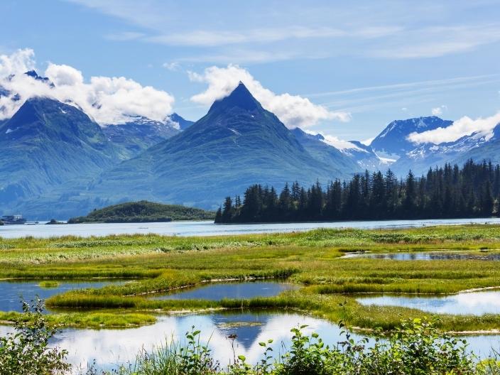 alaska lake and mountains