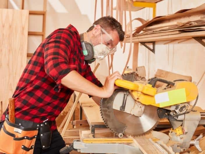 carpenter using table saw